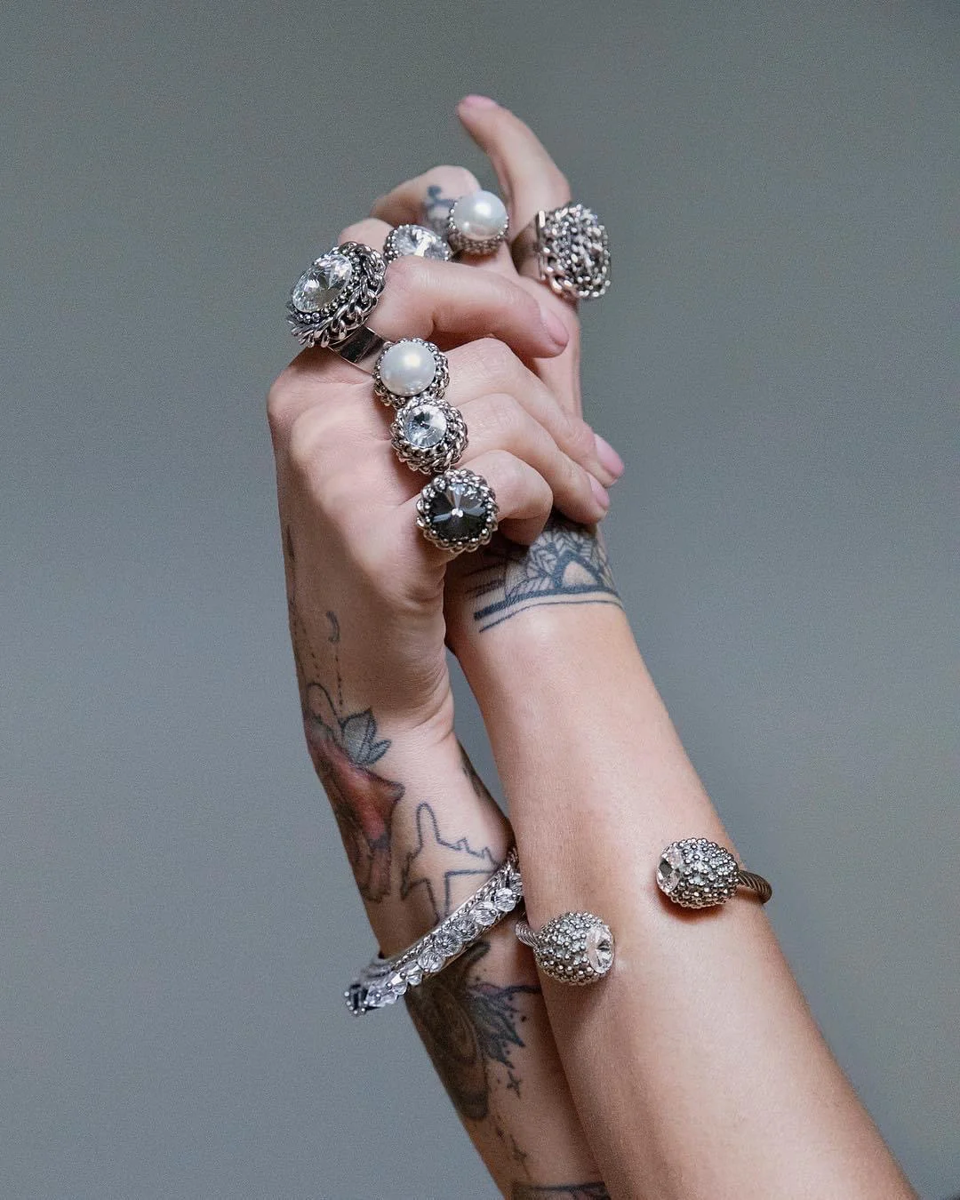 Gioielli Bijoux Espresso indossati sulle mani